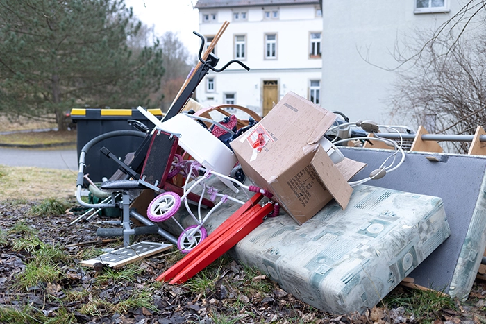 Überprüfung der Gemeinschaftskellerräume auf abgestellten Sperrmüll und aller sichtbaren Be - und Entwässerungsleitungen auf Undichtigkeiten.
